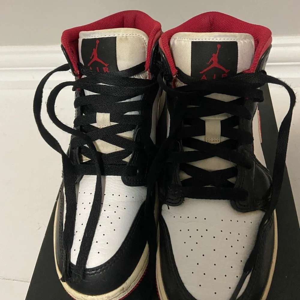 Nike Air Jordan 1 Mid GS Size 5Y - Picture 9 of 11